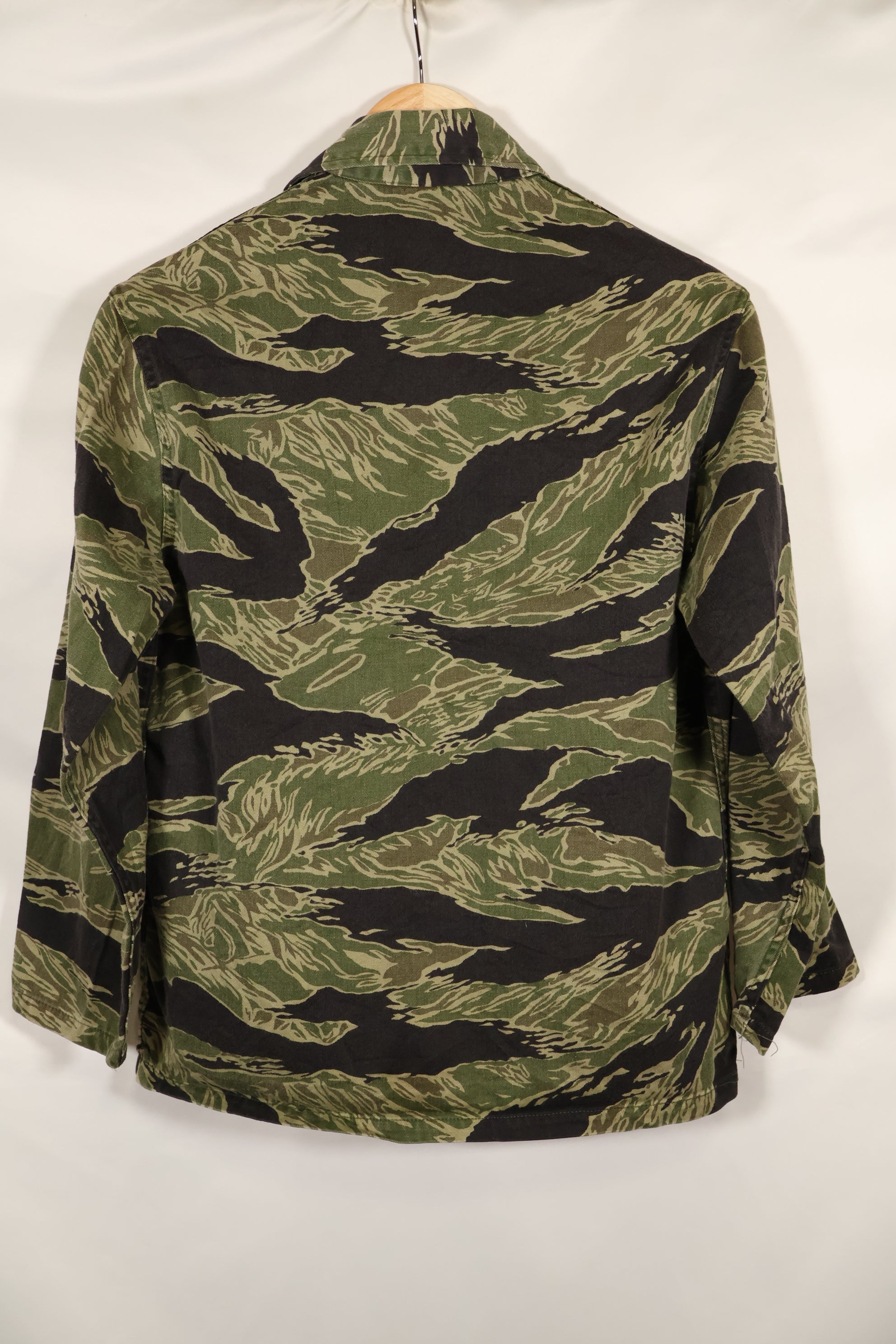 Mid-1960s US Cut Okinawa Tiger Lime Green Color Tiger Stripe Shirt Used