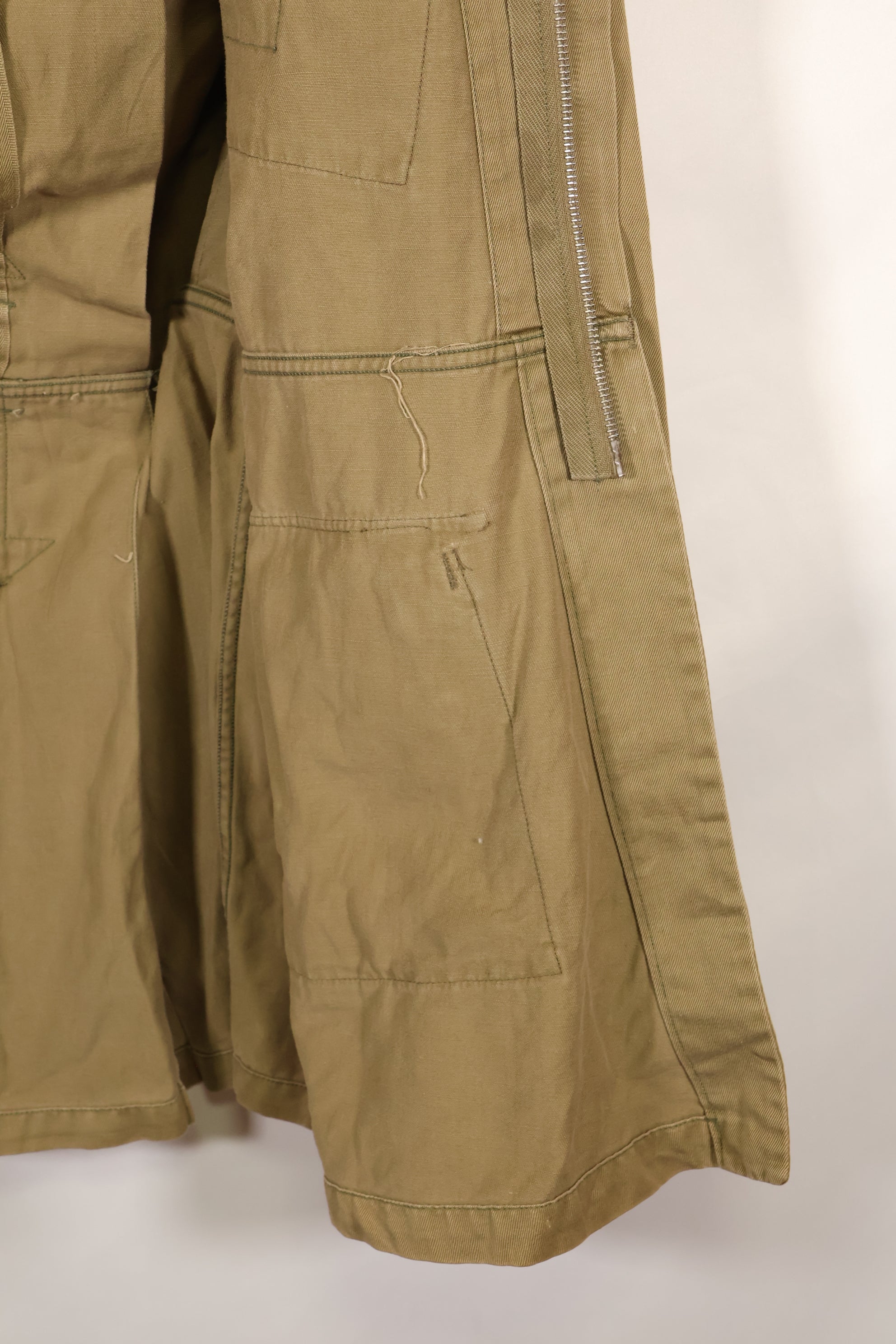 1940s estimated 38 M1942 Airborne jump jacket with button corrosion, good condition, used.
